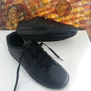 Black Nikes  10.5 Men🖤💪🏿